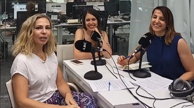 Las periodistas Laura Pintos y Raquel Alcolea, con Mar Gómez, investigadora, divulgadora científica y experta en meteorología.