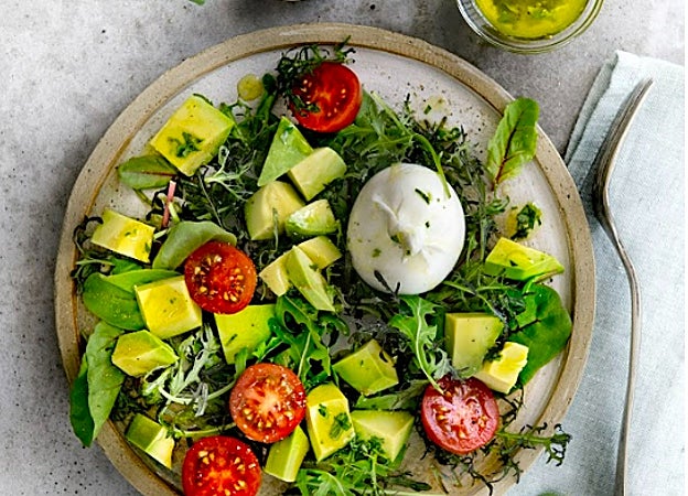 Ensalada de aguacate con mini burrata.