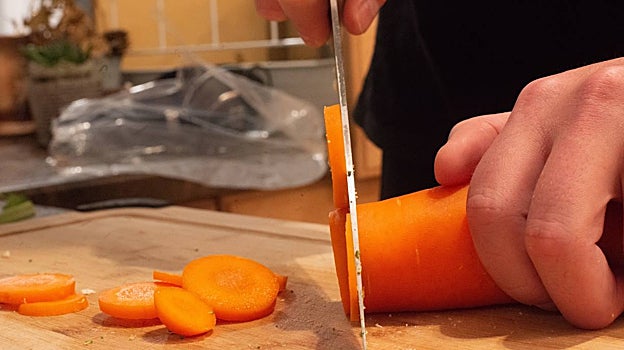 Comer por aburrimiento en verano: por qué tenemos hambre a todas horas y qué solución hay