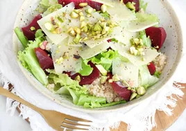 Recetas de verano: Ensalada antioxidante con quinoa, remolacha, queso y pistachos