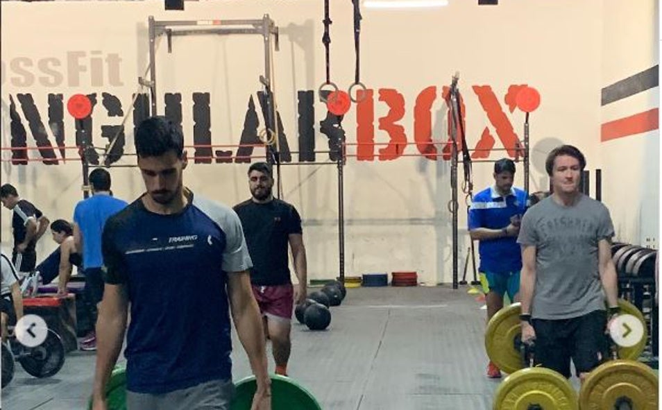 Imagen principal - Diferentes opciones de trabajo. Tanto con mancuernas, como pesas rusas o barras especializadas para clases de Strongman, siempre hay una opción retadora
