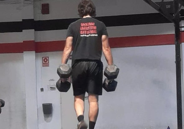 Imagen secundaria 1 - Diferentes opciones de trabajo. Tanto con mancuernas, como pesas rusas o barras especializadas para clases de Strongman, siempre hay una opción retadora