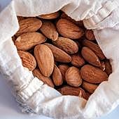 Esto es lo que pasa en el cuerpo cuando comes almendras a diario