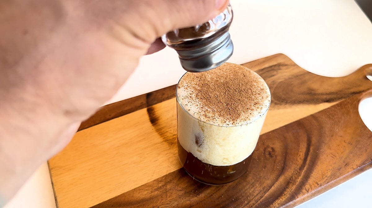 Así se prepara un banana coffee.