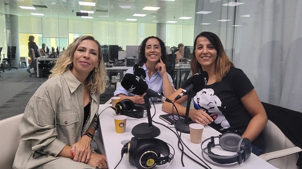 Ale Llosa, durante la grabación del podcast 'Abecedario del Bienestar', con Laura Pintos y Raquel Alcolea.