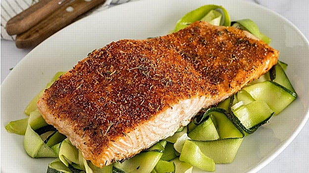 Salmón asado con papardelle de calabacín.