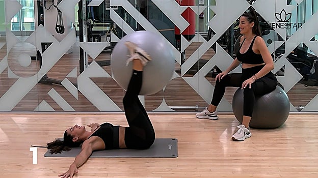 Las Gemelas Pin, con uno de los ejercicios propuestos en su rutina.