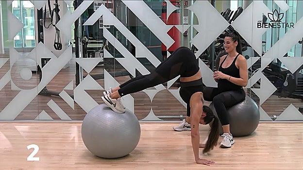 Esther Pineda, haciendo la pirámide con 'fitball' mientras Gema Pineda trabaja sus movilidad de cadera con la pelota.