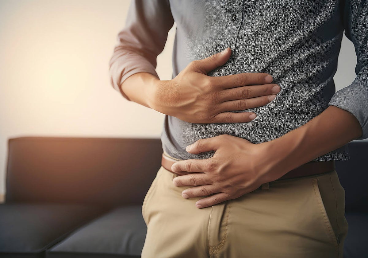 El dolor abdominal intenso es uno de los síntomas de la diverticulosis.