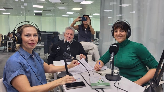 Laura Pintos y Raquel Alcolea, durante la grabación del podcast con Álex Rovira.