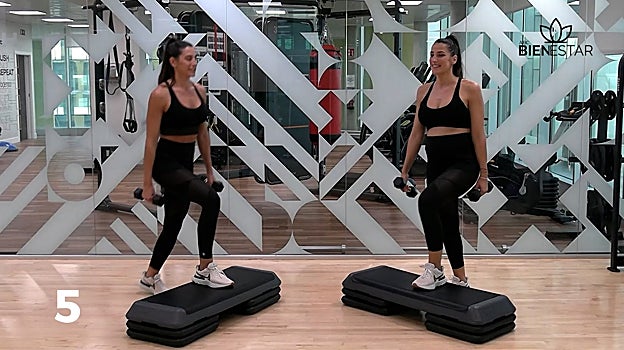 Elevaciones de rodillas con 'step'.