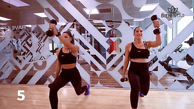 Zancada posterior y elevación frontal.