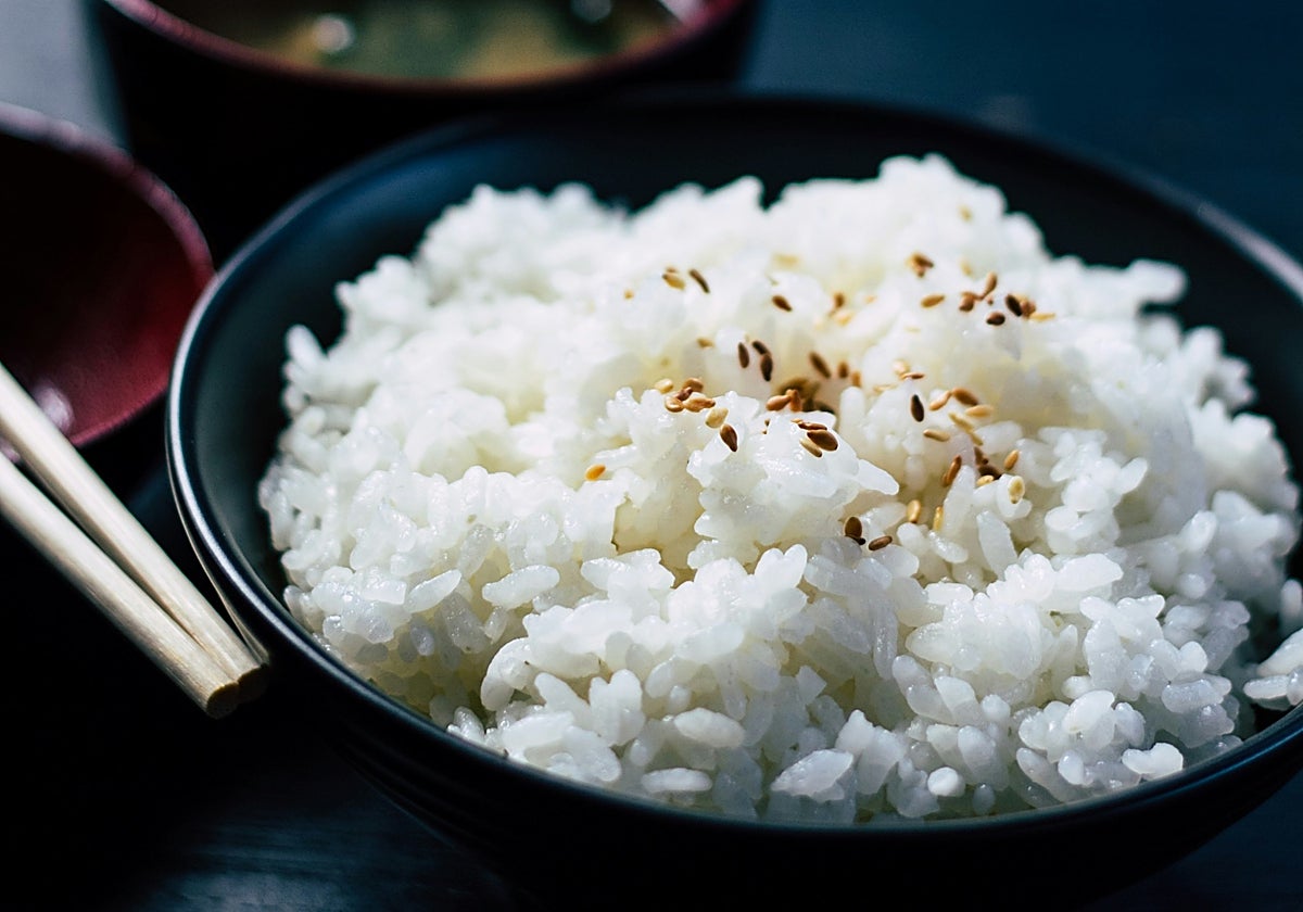 El arroz cocido es uno de los alimentos que se suelen incluir en la dieta blanda.