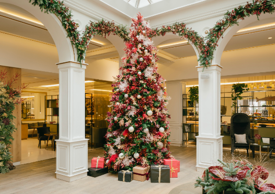 Si un lugar donde la Navidad se vive de manera especial, es en cualquiera de los restaurantes del Palacio de los Duques Gran Meliá. La belleza y la exquisitez de unen para dar lugar a verdaderas joyas culinarias. 