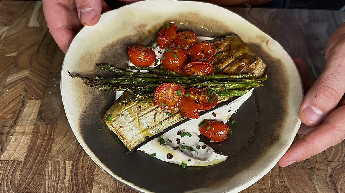 Berenjenas asadas con salsa de yogur: la receta perfecta para recuperarse de los excesos