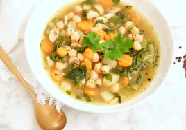 Sopa de garbanzos y verduras: el plato de cuchara que puede ser único porque sacia y nutre