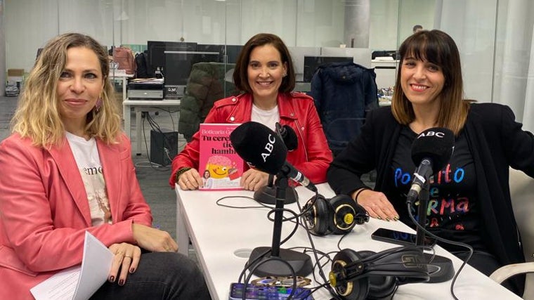 Las periodistas Laura Pintos y Raquel Alcolea, con Marián García (Boticaria García) durante la grabación del podcast Abecedario del Bienestar.