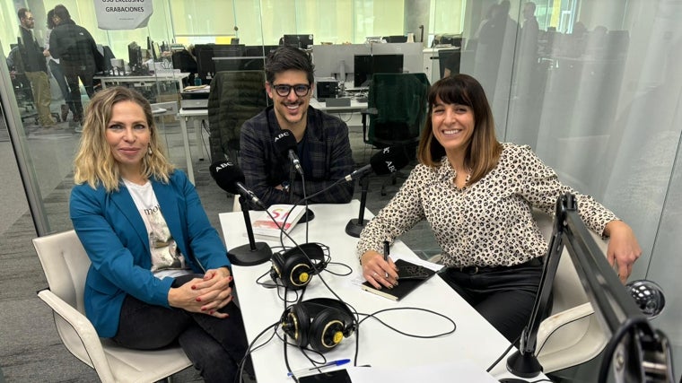 Las periodistas Laura Pintos y Raquel Alcolea, junto a Ferrán Cases durante la grabación del podcast 'Abecedario del Bienestar'