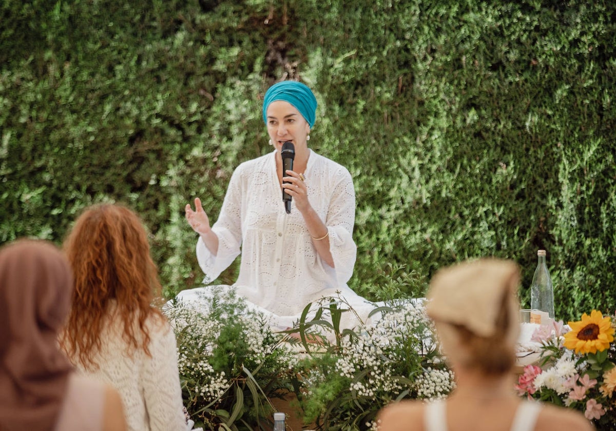 Marina Harpreet en una sesión de kundalini yoga