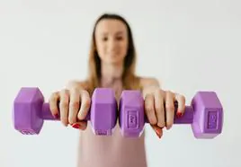 Una entrenadora personal recomienda estos ejercicios para mujeres de 50 años que quieran evitar flacidez en los brazos
