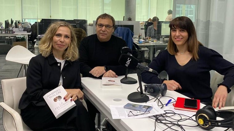 Las periodistas Laura Pintos y Raquel Alcolea, con el psicoanalista, escritor y pensador, Gabriel Rolón, durante la grabación del podcast 'Abecedario del Bienestar'