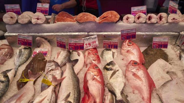 La OCU da cinco trucos a la hora de comprar pescado para evitar enfermedades: así puedes saber si es fresco