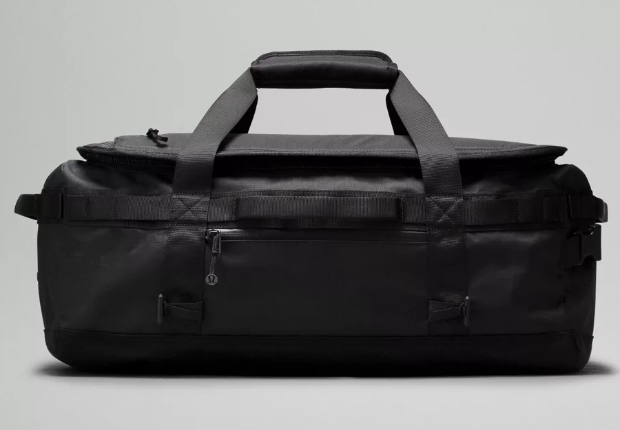 ¡Aquí cabe todo! Bolsa/mochila de viaje 2 en 1, 45 litros disponible en Lululemon por 188 euros.