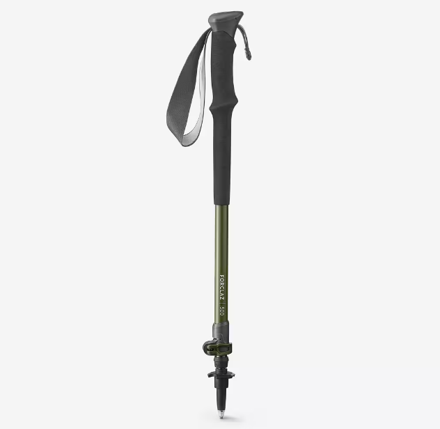Unos bastones de este tipo son un accesorio indispensable para lo amantes del senderismo y trekking en montaña por terrenos accidentados. Este está disponible en Decathlon.