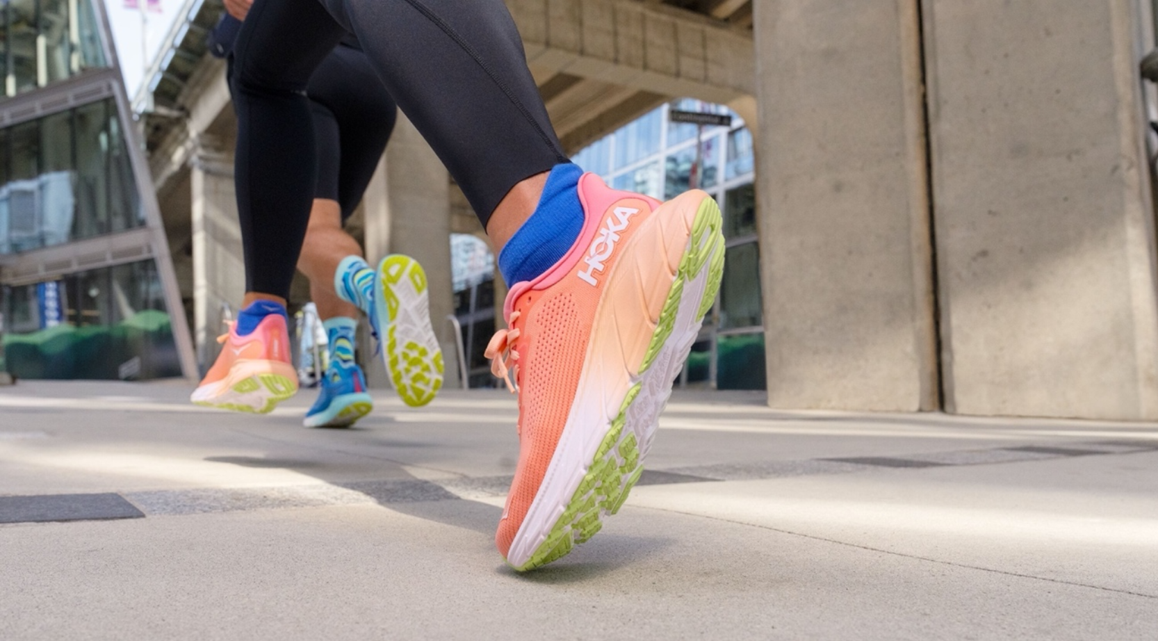 ¿Tienes un padre 'runner'? Estas Hoka Arahi 7 para pronadores se renueva manteniendo los aspectos básicos que han convertido a estas zapatillas en unas de las más reconocidas dentro de la gama de estabilidad.