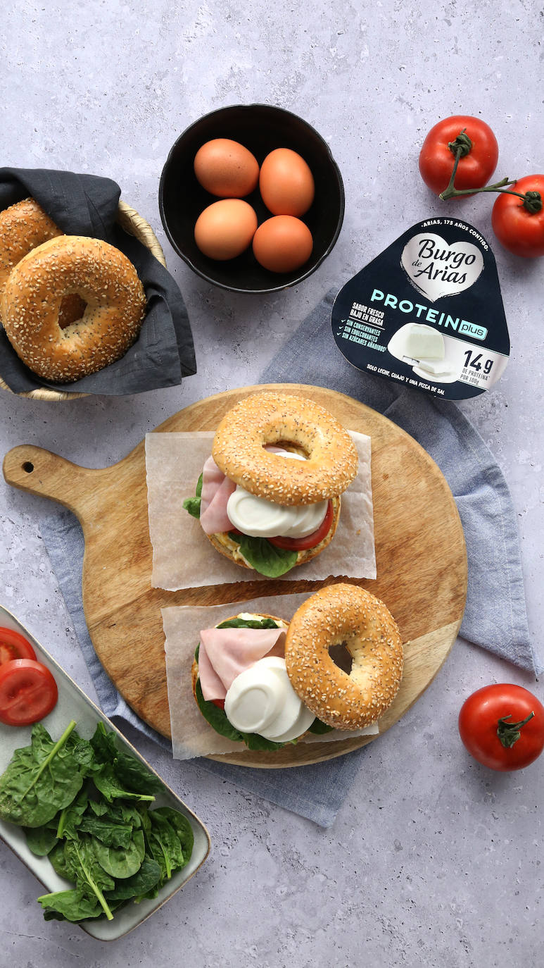 Nada mejor que sorprenderle con una idea de regalo original: compartir tiempo juntos de la mano de una propuesta gastronómica saludable y con un sabor único. Un ejemplo de ello son unos baggels de vegetales y Burgo de Arias Protein Plus.