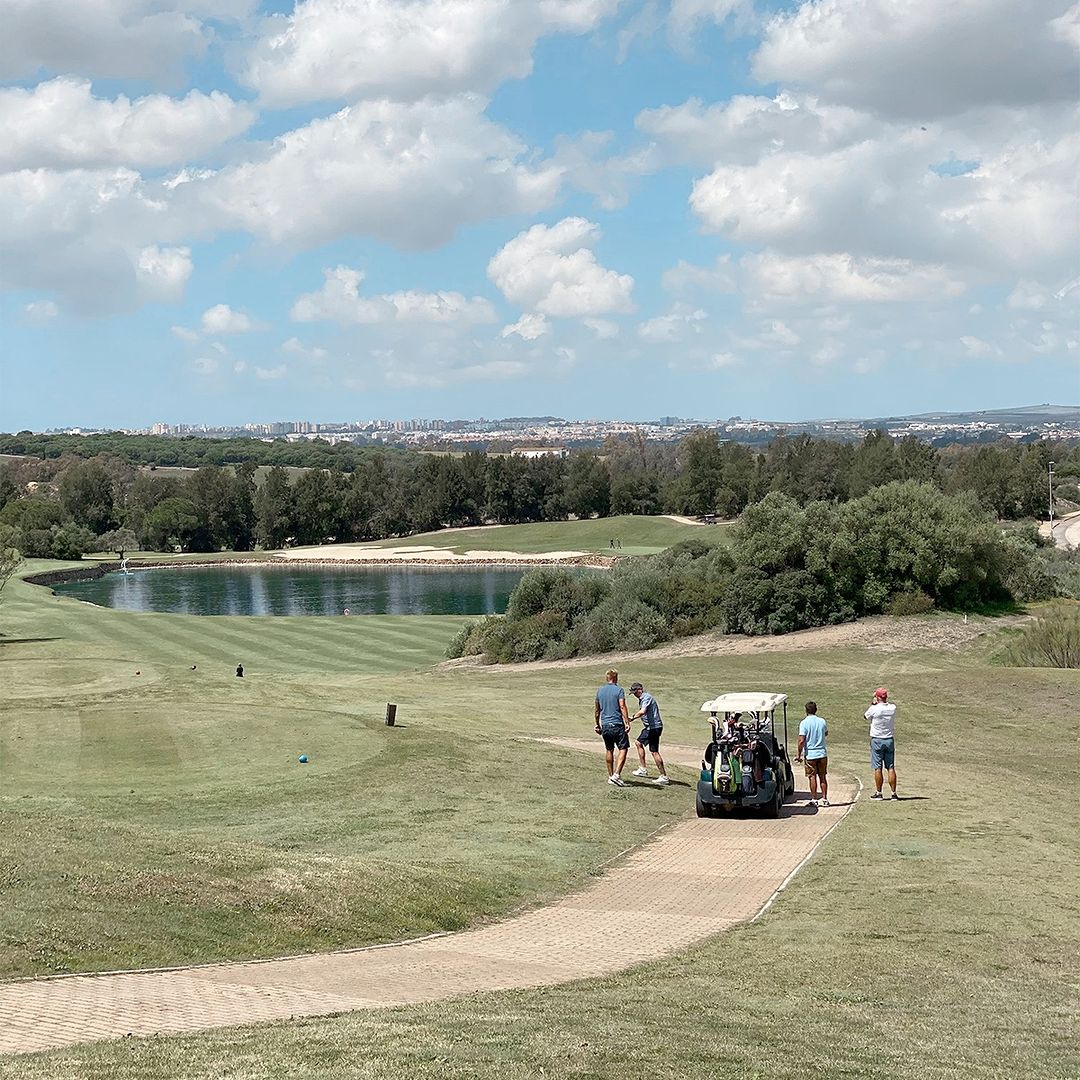 Barceló Montecastillo Golf (Jerez de la Frontera) ha creado un Happy Green Retreat: el primer retiro de golf de España. El golf es el protagonista y esta experiencia es ideal para desconectar y aprender este increíble deporte que ayuda a liberar endorfinas y por tanto, es un gran generador de felicidad.