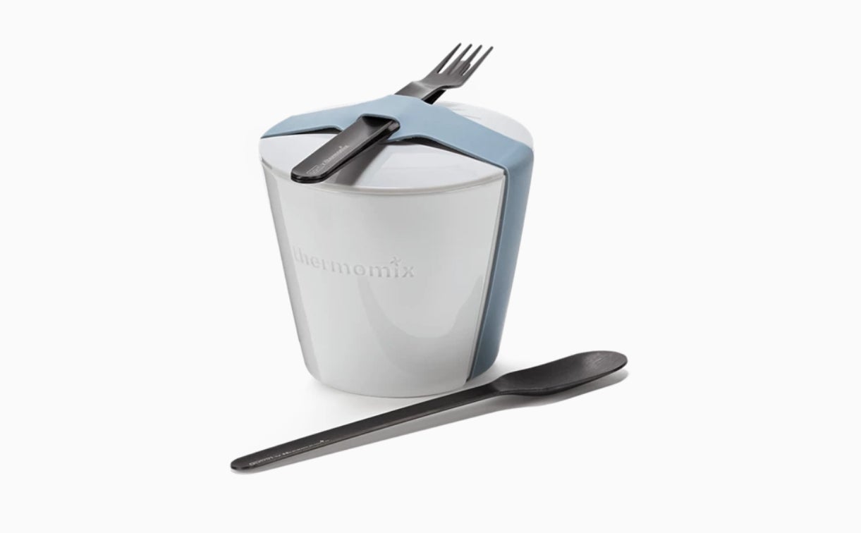 Para los padres más prácticos: Con su diseño compacto y funcional, Thermomix Lunch & Go permite llevar comida casera preparada con el Thermomix® a cualquier lugar, ya sea al trabajo, de excursión o de viaje. Su estructura resistente y hermética garantiza la frescura y la seguridad de los alimentos, mientras que su diseño elegante y ergonómico lo convierte en un accesorio perfecto para cualquier estilo de vida. Precio: 20 euros.