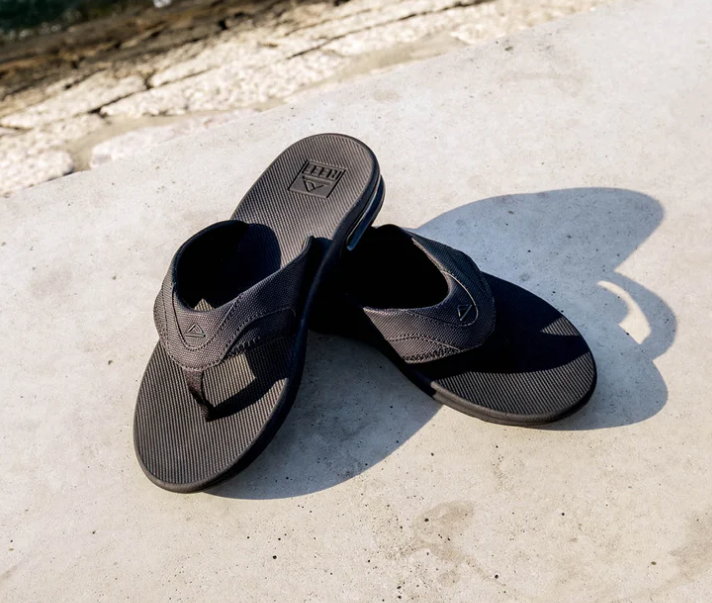 El gran surfista Mick Fanning inspiró estas chanclas que sirven para trabajar y disfrutar. Disponibles en Reef.
