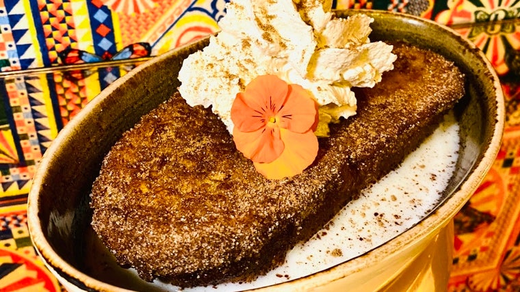 Torrija de leche infusionada con naranja y espuma de canela.