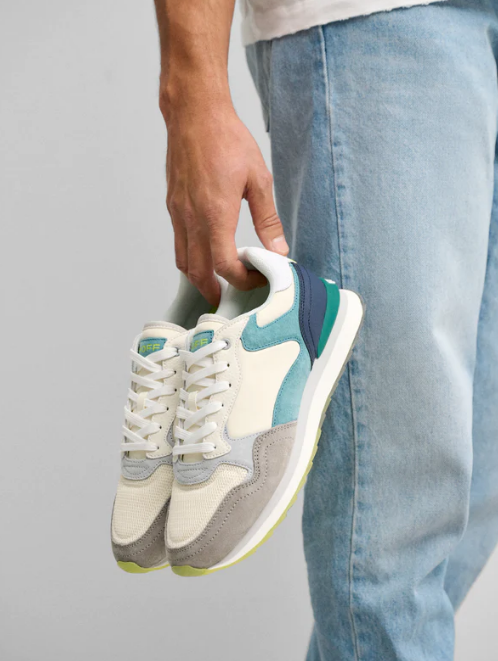 Son la marca de zapatillas del momento, tanto en hombres como en mujeres, y acaban de lanzar su colección primavera/verano 2024. La silueta CITY de Hoff es el icono de la marca y están inspiradas en las deportivas de los 90's. Este diseño está inspirado en la ciudad de Cascais y está disponible por 110 euros.