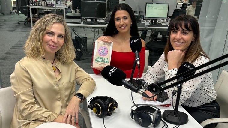 La nutricionista Sandra Moñino, con las periodistas Laura Pintos y Raquel Alcolea durante la grabación del podcast 'Abecedario del Bienestar'