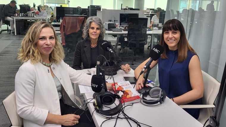 Las periodistas Laura Pintos y Raquel Alcolea, con la experta en diversidad y liderazgo, Mercè Brey, durante la grabación del podcast 'Abecedario del Bienestar'.