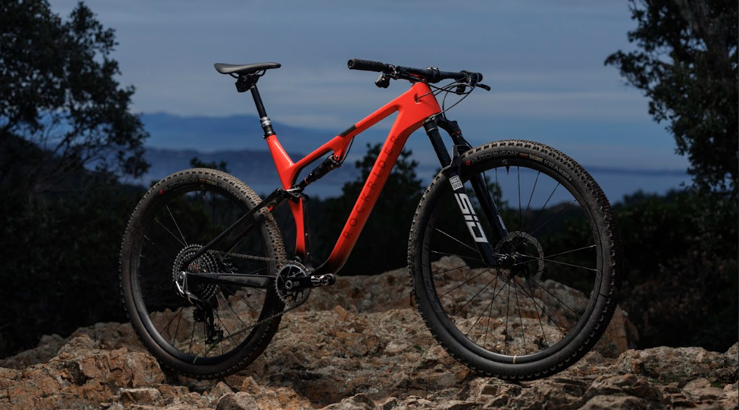 Si mamá es ciclista podemos asegurar que no hay regalo que vaya a hacerle más ilusión. La nueva RACE 940 S Ltd es una edición exclusiva para los ciclistas más competitivos, con una disponibilidad de unidades limitadas. Esta, o cualquier otra, puedes encontrarla en Decathlon.