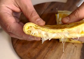 Crepe casera rellena de cuatro quesos, según la receta fácil del Chef Bosquet