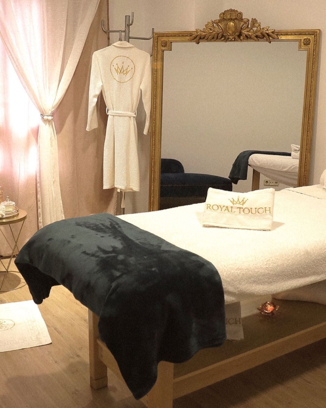 Para ella serán unos minutos de relajación que no olvidará tan fácilmente... En Royal Touch además de destensar músculos, la retención de líquidos desaparece.