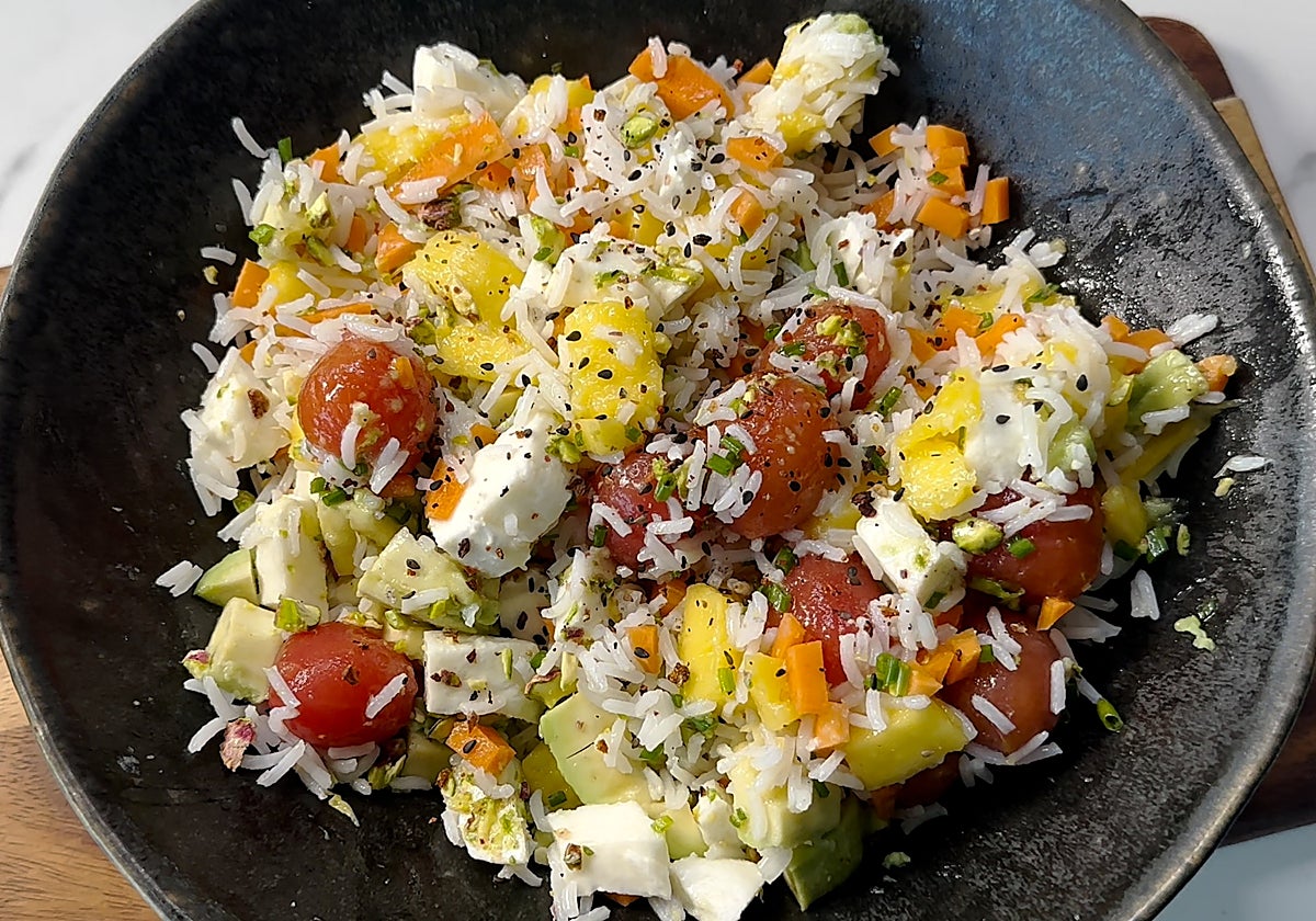 Así se prepara este delicioso plato con mango y aguacate.