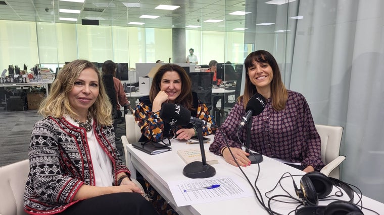 Las periodistas Laura Pintos y Raquel Alcolea con la Ordenatriz durante la grabación del podcast 'Abecedario del Bienestar'.