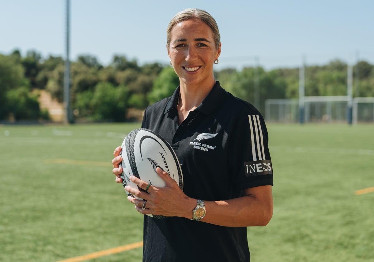 Así es la jugadora de rugby Sarah Hirini.