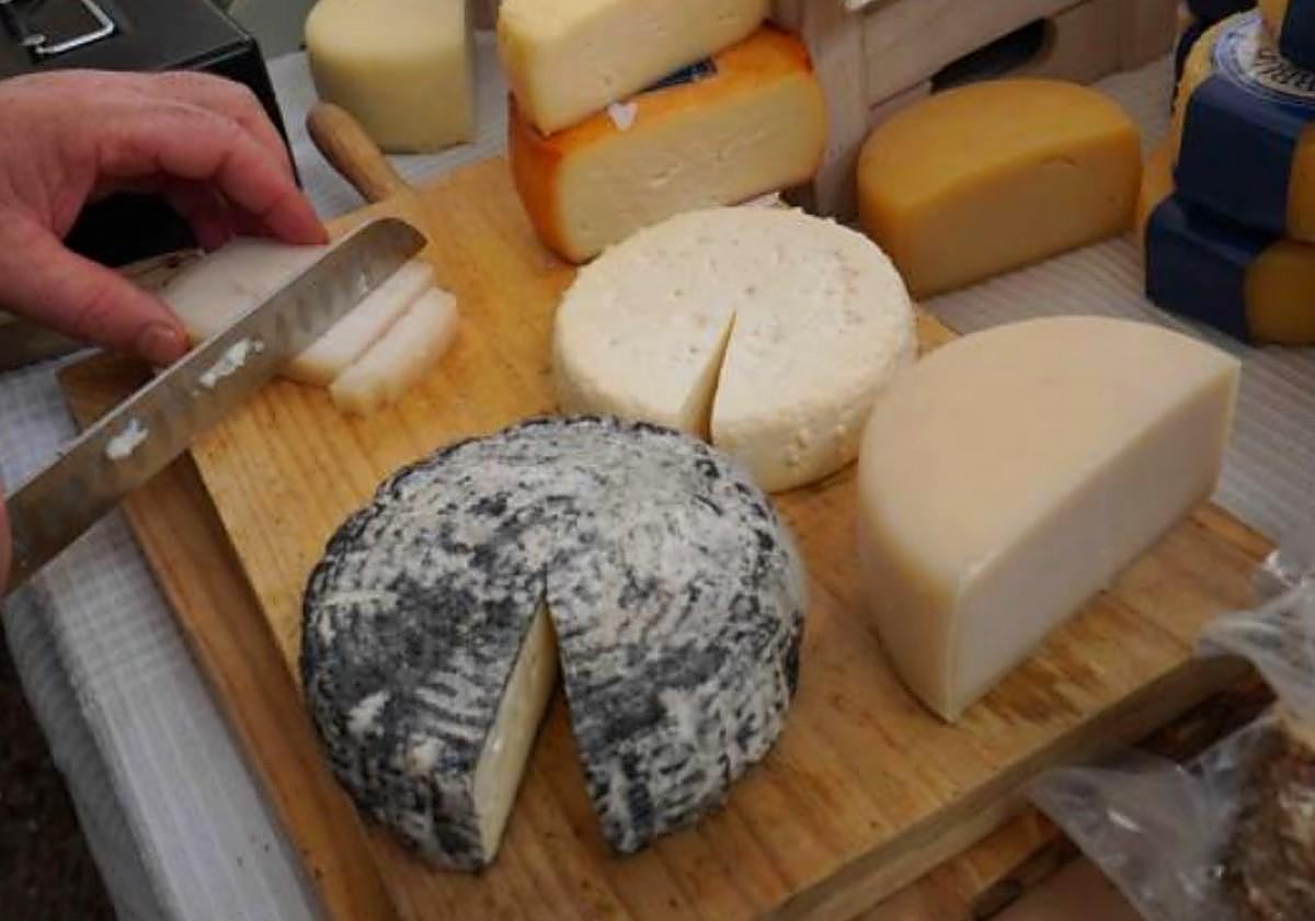 ¿Qué pasa si me como la corteza del queso?