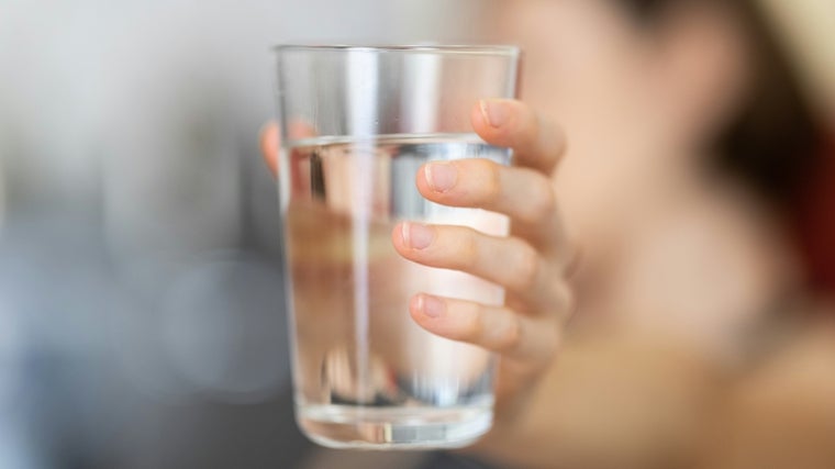 El agua ayuda a mejorar las digestiones.