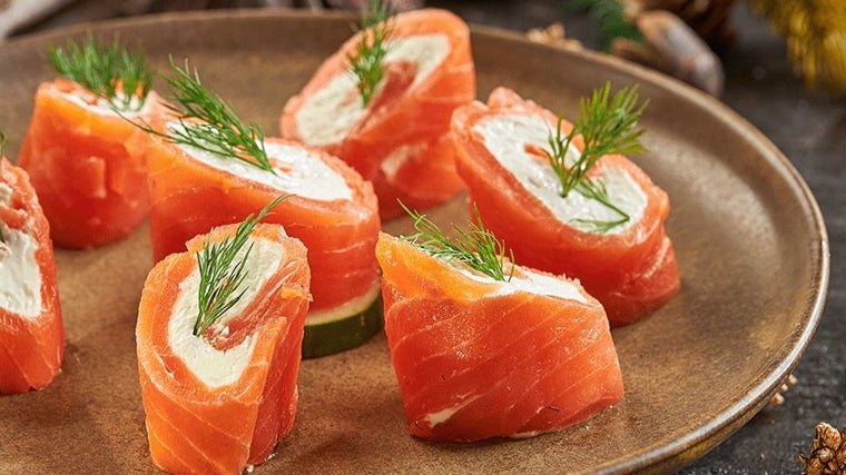 Rollitos de salmón y pepino.