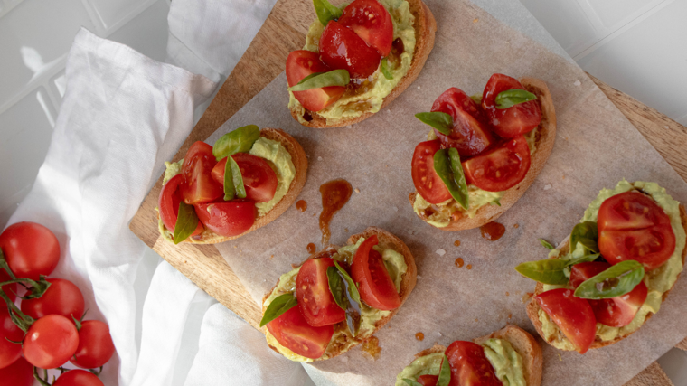 Tostada de aguacate y queso fresco.