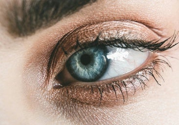 Cuidado de los ojos en verano: así se protegen del cloro y el agua de mar