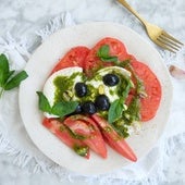 Cómo preparar la ensalada perfecta con tomate rosa y pesto de pistacho