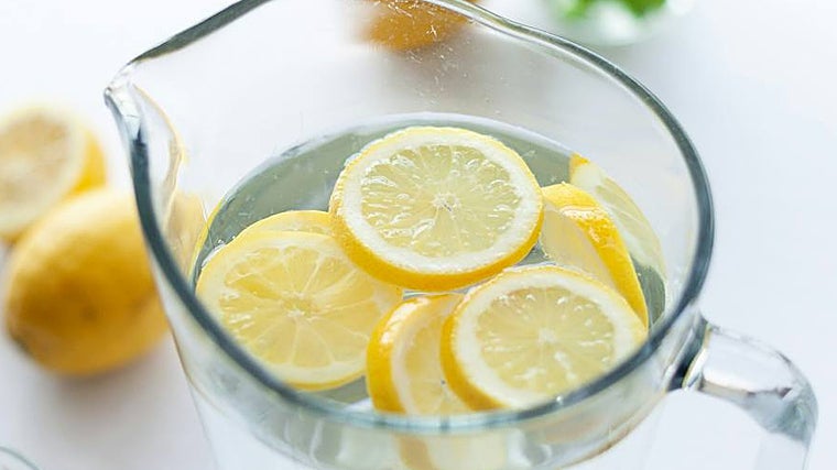 Una correcta hidratación mejora el estreñimiento.